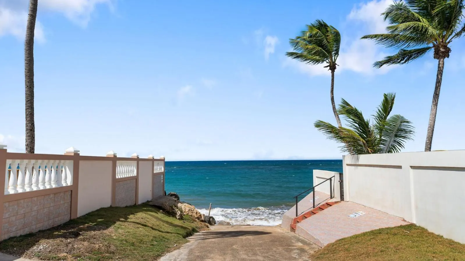 Beachfront Getaway At Ocean View Castle Condo 阿瓜达 0*,  波多黎各