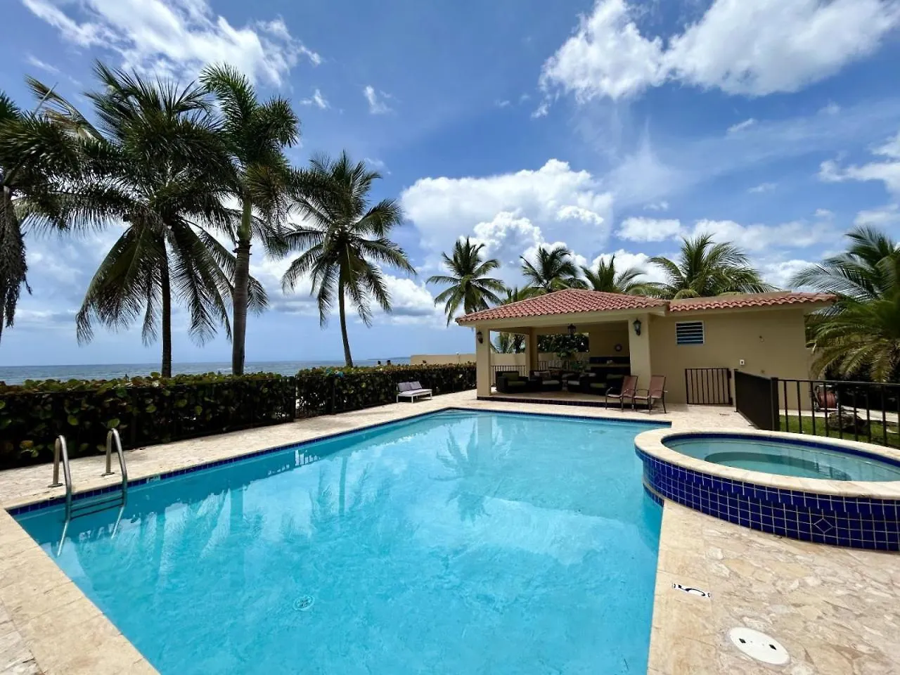 Beachfront Getaway At Ocean View Castle Condo 阿瓜达 0*,  波多黎各